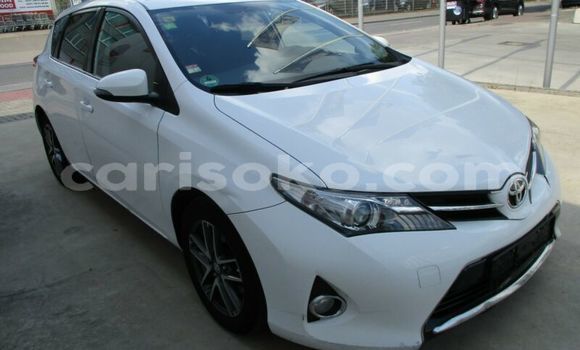Acheter Import Voiture Toyota Auris Blanc à Kigali, Rwanda Acheter Import Voiture Toyota Auris Blanc à Kigali, Rwanda