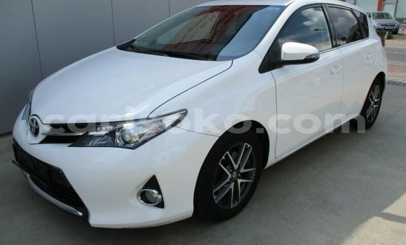 Acheter Import Voiture Toyota Auris Blanc à Kigali, Rwanda Acheter Import Voiture Toyota Auris Blanc à Kigali, Rwanda