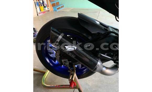 Acheter Import Moto Yamaha R1 Noir à Kigali, Rwanda Acheter Import Moto Yamaha R1 Noir à Kigali, Rwanda