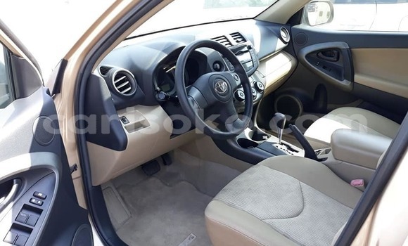 Acheter Occasion Voiture Toyota RAV4 Beige à Kigali, Rwanda Acheter Occasion Voiture Toyota RAV4 Beige à Kigali, Rwanda