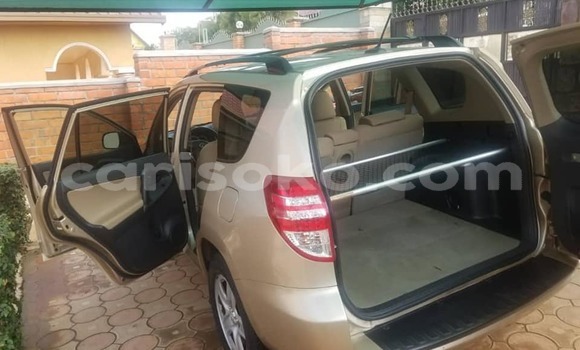 Acheter Occasion Voiture Toyota RAV4 Beige à Kigali, Rwanda Acheter Occasion Voiture Toyota RAV4 Beige à Kigali, Rwanda