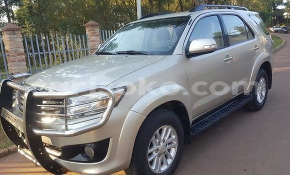 Acheter Occasion Voiture Toyota Fortuner Gris à Kigali, Rwanda Acheter Occasion Voiture Toyota Fortuner Gris à Kigali, Rwanda