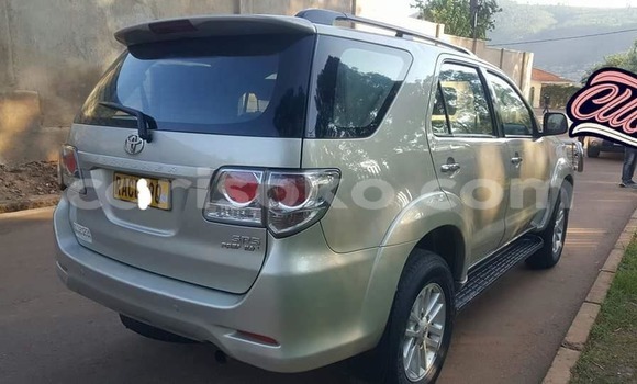 Acheter Occasion Voiture Toyota Fortuner Gris à Kigali, Rwanda Acheter Occasion Voiture Toyota Fortuner Gris à Kigali, Rwanda