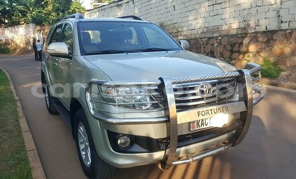 Acheter Occasion Voiture Toyota Fortuner Gris à Kigali, Rwanda Acheter Occasion Voiture Toyota Fortuner Gris à Kigali, Rwanda