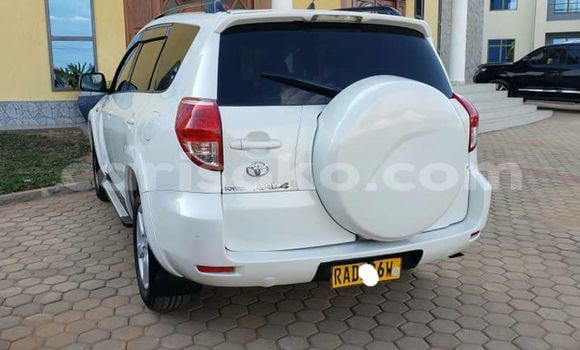Sayi Na hannu Toyota RAV4 Blanc Mota in Kigali a Rwanda Sayi Na hannu Toyota RAV4 Blanc Mota in Kigali a Rwanda