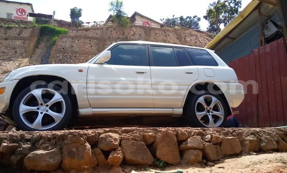 Acheter Occasion Voiture Toyota RAV4 Blanc à Kigali, Rwanda Acheter Occasion Voiture Toyota RAV4 Blanc à Kigali, Rwanda