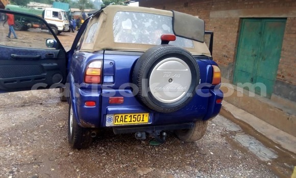 Acheter Occasion Voiture Toyota RAV4 Bleu à Kigali, Rwanda Acheter Occasion Voiture Toyota RAV4 Bleu à Kigali, Rwanda