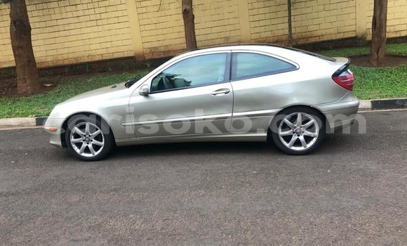 Acheter Occasion Voiture Mercedes-Benz CLK–Class Gris à Kigali, Rwanda Acheter Occasion Voiture Mercedes-Benz CLK–Class Gris à Kigali, Rwanda