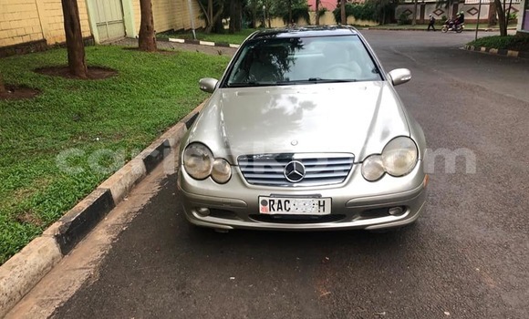 Acheter Occasion Voiture Mercedes-Benz CLK–Class Gris à Kigali, Rwanda Acheter Occasion Voiture Mercedes-Benz CLK–Class Gris à Kigali, Rwanda
