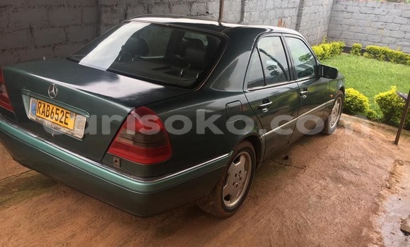 Acheter Occasion Voiture Mercedes-Benz C–Class Vert à Kigali, Rwanda Acheter Occasion Voiture Mercedes-Benz C–Class Vert à Kigali, Rwanda