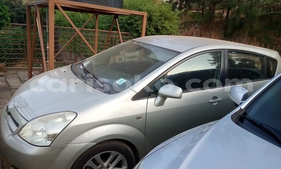 Sayi Na hannu Toyota Corolla Verso Beige Mota in Kigali a Rwanda Sayi Na hannu Toyota Corolla Verso Beige Mota in Kigali a Rwanda