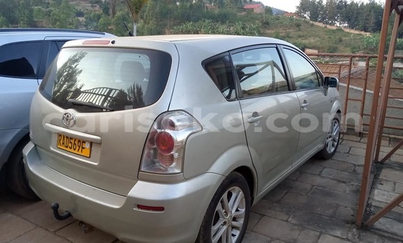 Sayi Na hannu Toyota Corolla Verso Beige Mota in Kigali a Rwanda Sayi Na hannu Toyota Corolla Verso Beige Mota in Kigali a Rwanda