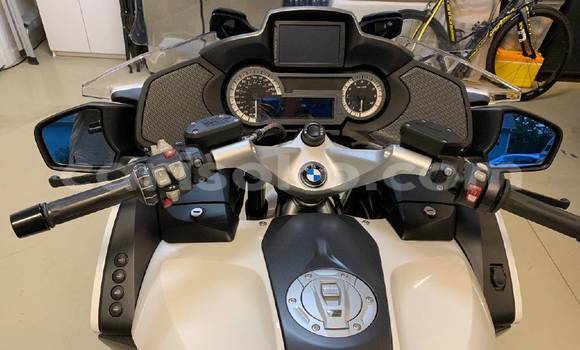 Sayi Sabo BMW K 1600 Blanc Motsi in Kigali a Rwanda Sayi Sabo BMW K 1600 Blanc Motsi in Kigali a Rwanda