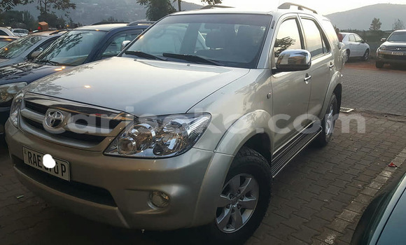 اشتري مستعمل Toyota Fortuner Gris سيارة في Kigali في Rwanda اشتري مستعمل Toyota Fortuner Gris سيارة في Kigali في Rwanda