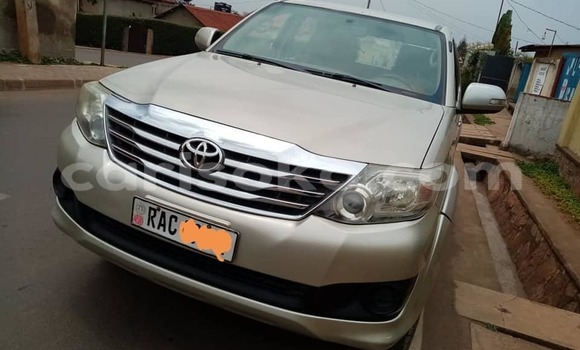 اشتري مستعمل Toyota Fortuner Beige سيارة في Kigali في Rwanda اشتري مستعمل Toyota Fortuner Beige سيارة في Kigali في Rwanda
