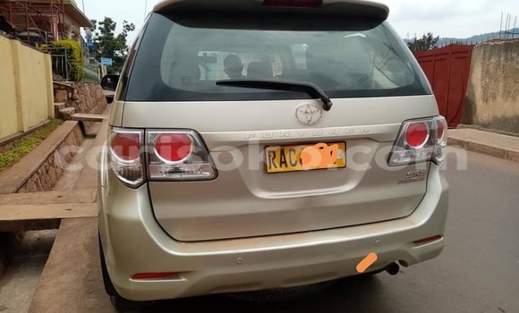 اشتري مستعمل Toyota Fortuner Beige سيارة في Kigali في Rwanda اشتري مستعمل Toyota Fortuner Beige سيارة في Kigali في Rwanda