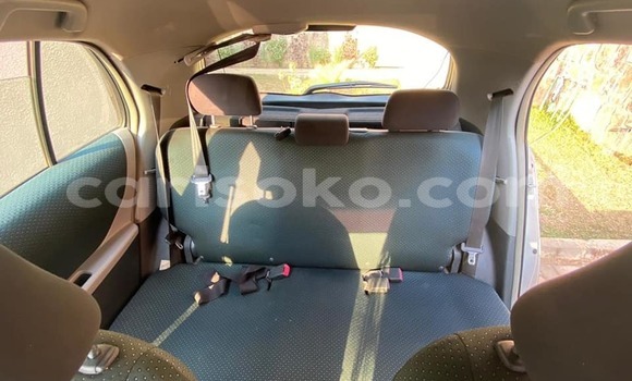 اشتري مستعمل Toyota Yaris Gris سيارة في Kigali في Rwanda اشتري مستعمل Toyota Yaris Gris سيارة في Kigali في Rwanda