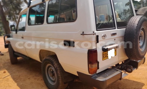 اشتري مستعمل Toyota Land Cruiser Blanc سيارة في Kigali في Rwanda اشتري مستعمل Toyota Land Cruiser Blanc سيارة في Kigali في Rwanda