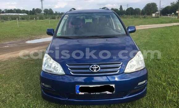 Acheter Occasion Voiture Toyota Avensis Verso Bleu à Kigali, Rwanda Acheter Occasion Voiture Toyota Avensis Verso Bleu à Kigali, Rwanda