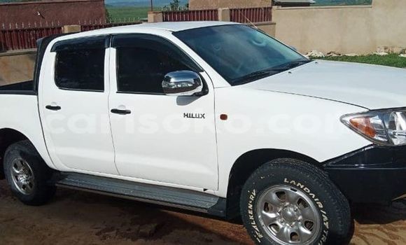 Buy Used Toyota Hilux White Car in Bokwango in Rwanda Buy Used Toyota Hilux White Car in Bokwango in Rwanda