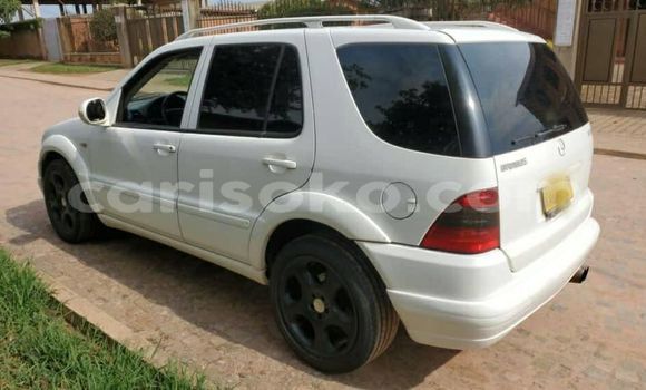 Sayi Na hannu Mercedes-Benz ML–Class Blanc Mota in Kigali a Rwanda Sayi Na hannu Mercedes-Benz ML–Class Blanc Mota in Kigali a Rwanda