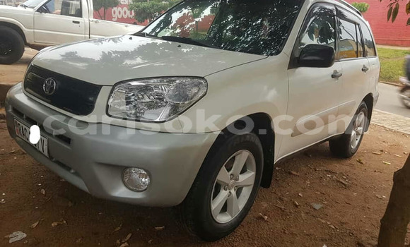 Acheter Occasion Voiture Toyota RAV4 Blanc à Bokwango, Rwanda Acheter Occasion Voiture Toyota RAV4 Blanc à Bokwango, Rwanda