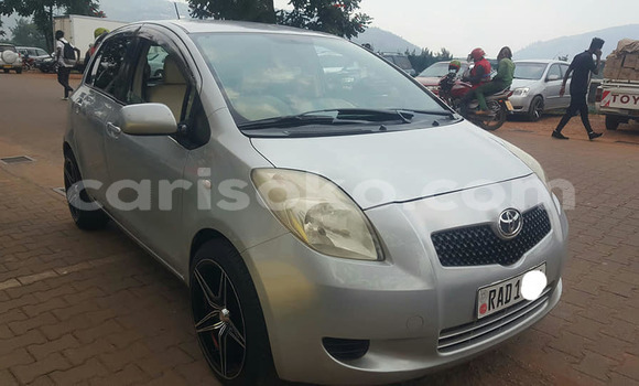 Sayi Na hannu Toyota Vitz Gris Mota in Bokwango a Rwanda Sayi Na hannu Toyota Vitz Gris Mota in Bokwango a Rwanda