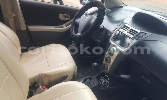 Sayi Na hannu Toyota Vitz Gris Mota in Bokwango a Rwanda Sayi Na hannu Toyota Vitz Gris Mota in Bokwango a Rwanda