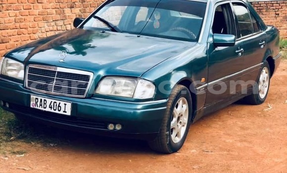 Acheter Occasion Voiture Mercedes-Benz C–Class Vert à Kigali, Rwanda Acheter Occasion Voiture Mercedes-Benz C–Class Vert à Kigali, Rwanda