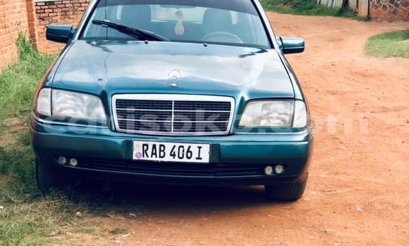 Acheter Occasion Voiture Mercedes-Benz C–Class Vert à Kigali, Rwanda Acheter Occasion Voiture Mercedes-Benz C–Class Vert à Kigali, Rwanda