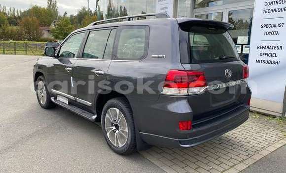Sayi Na hannu Toyota Land Cruiser Beige Mota in Kigali a Rwanda Sayi Na hannu Toyota Land Cruiser Beige Mota in Kigali a Rwanda