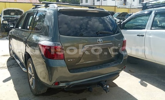Acheter Import Voiture Toyota Kluger Vert à Kigali, Rwanda Acheter Import Voiture Toyota Kluger Vert à Kigali, Rwanda