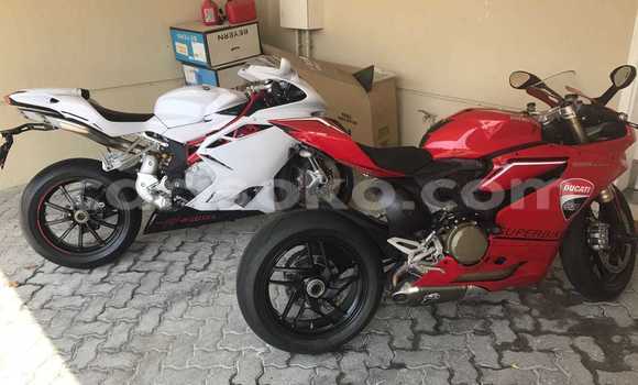 Sayi Na hannu Ducati Panigale Rouge Motsi in Butare a Butare Sayi Na hannu Ducati Panigale Rouge Motsi in Butare a Butare