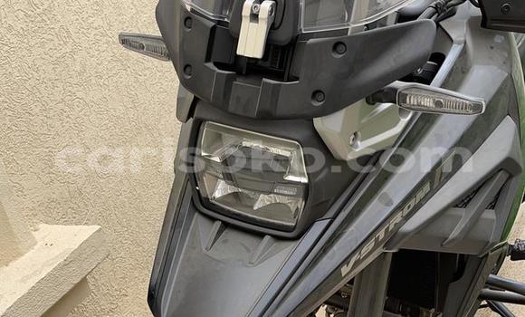 Sayi Na hannu Suzuki V-Strom Noir Motsi in Butare a Butare