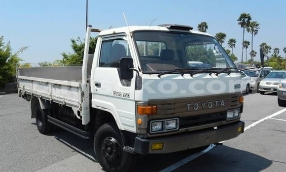 اشتري Imported Toyota Dyna Blanc شاحنة في Kigali في Rwanda