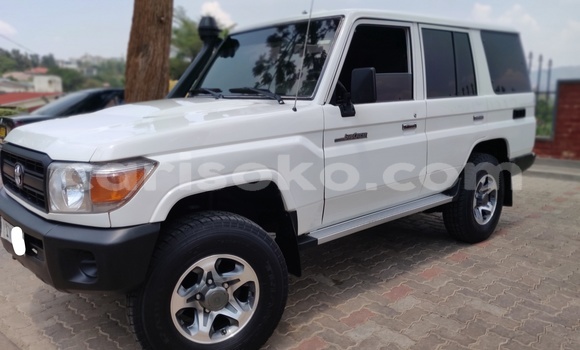 Sayi Na hannu Toyota DA Blanc Babbar mota in Kigali a Rwanda Sayi Na hannu Toyota DA Blanc Babbar mota in Kigali a Rwanda