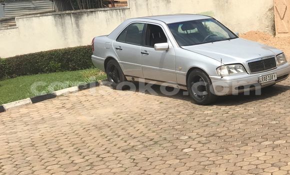 اشتري مستعمل Mercedes Viano Gris سيارة في Kigali في Rwanda