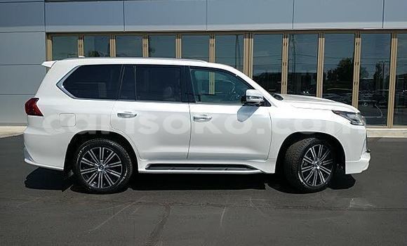 Sayi Na hannu Lexus LX 570 Blanc Mota in Kigali a Rwanda