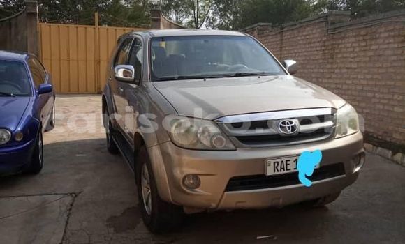 Acheter Occasion Voiture Toyota Fortuner Marron à Kigali, Rwanda Acheter Occasion Voiture Toyota Fortuner Marron à Kigali, Rwanda