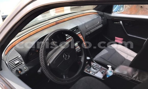 Acheter Occasion Voiture Mercedes-Benz C–Class Gris à Kigali, Rwanda Acheter Occasion Voiture Mercedes-Benz C–Class Gris à Kigali, Rwanda