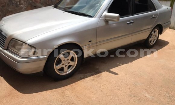 Acheter Occasion Voiture Mercedes-Benz C–Class Gris à Kigali, Rwanda Acheter Occasion Voiture Mercedes-Benz C–Class Gris à Kigali, Rwanda