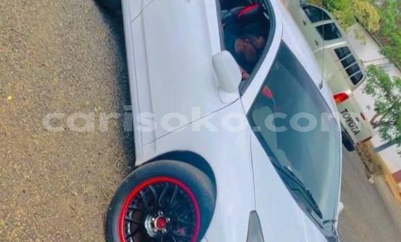 اشتري مستعمل Toyota Celica Blanc سيارة في Kigali في Rwanda