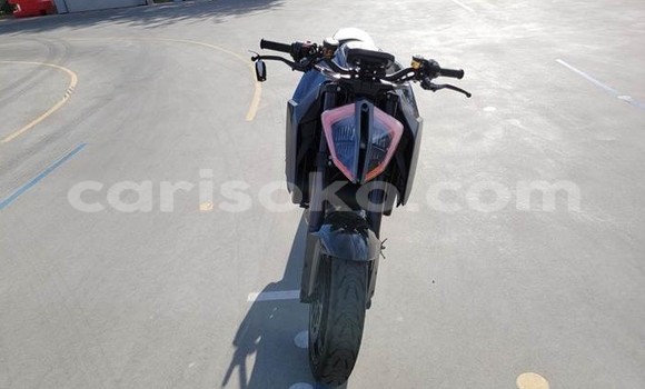 Sayi Na hannu KTM SuperDuke Beige Motsi in Kibuye a Kibuye Sayi Na hannu KTM SuperDuke Beige Motsi in Kibuye a Kibuye