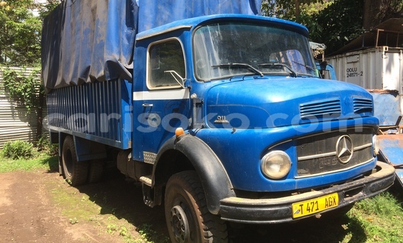 Acheter Occasion Utilitaire Mercedes‒Benz Truck Bleu à Nyanza, Rwanda