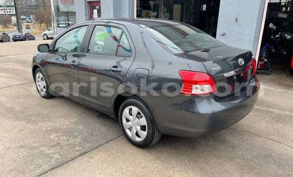 Sayi Na hannu Toyota Yaris Beige Mota in Kigali a Rwanda Sayi Na hannu Toyota Yaris Beige Mota in Kigali a Rwanda