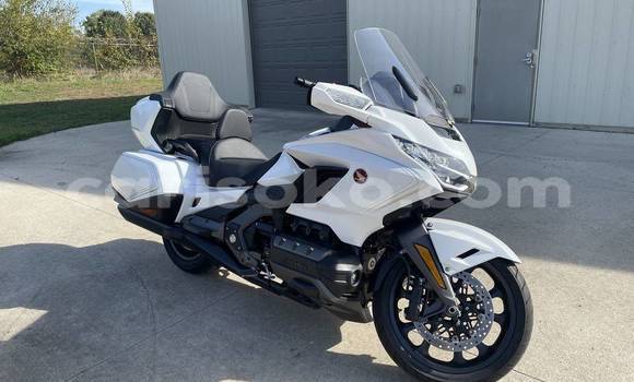 Acheter Occasion Moto Honda GOLD WING Blanc à Muhanga, Rwanda Acheter Occasion Moto Honda GOLD WING Blanc à Muhanga, Rwanda