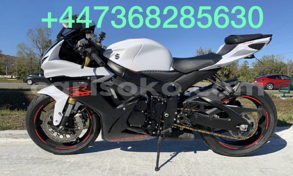 Acheter Occasion Moto Suzuki GSX–R Blanc à Import - Dubai, Rwanda Acheter Occasion Moto Suzuki GSX–R Blanc à Import - Dubai, Rwanda