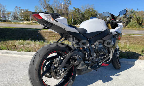 Acheter Occasion Moto Suzuki GSX–R Blanc à Import - Dubai, Rwanda Acheter Occasion Moto Suzuki GSX–R Blanc à Import - Dubai, Rwanda