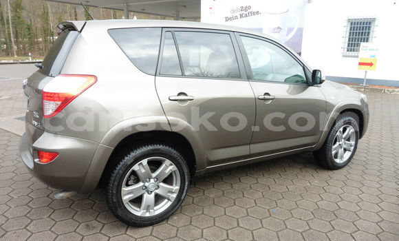 Sayi Na hannu Toyota RAV4 Beige Mota in Kigali a Rwanda Sayi Na hannu Toyota RAV4 Beige Mota in Kigali a Rwanda