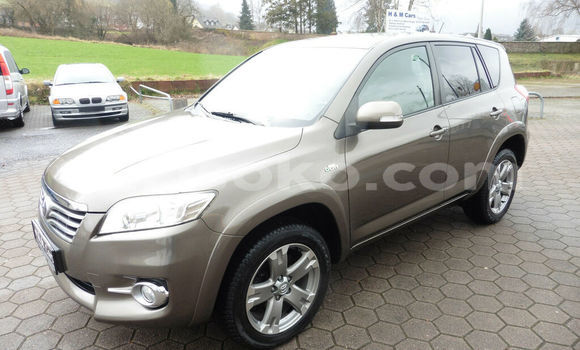 Sayi Na hannu Toyota RAV4 Beige Mota in Kigali a Rwanda Sayi Na hannu Toyota RAV4 Beige Mota in Kigali a Rwanda